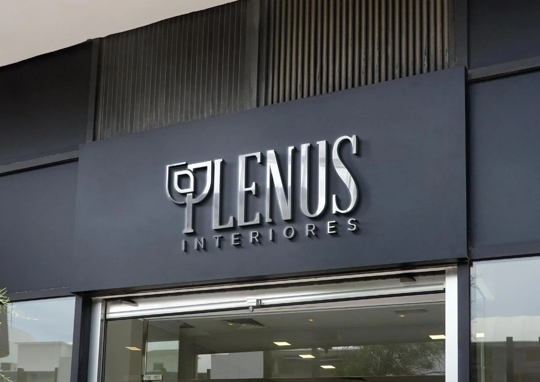Fachada com a marca em relevo
